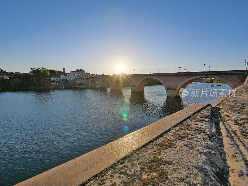 旧桥，vieux pont在Bergerac，法国